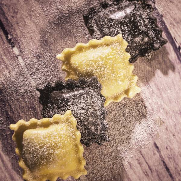 ravioli di pesce bianchi neri