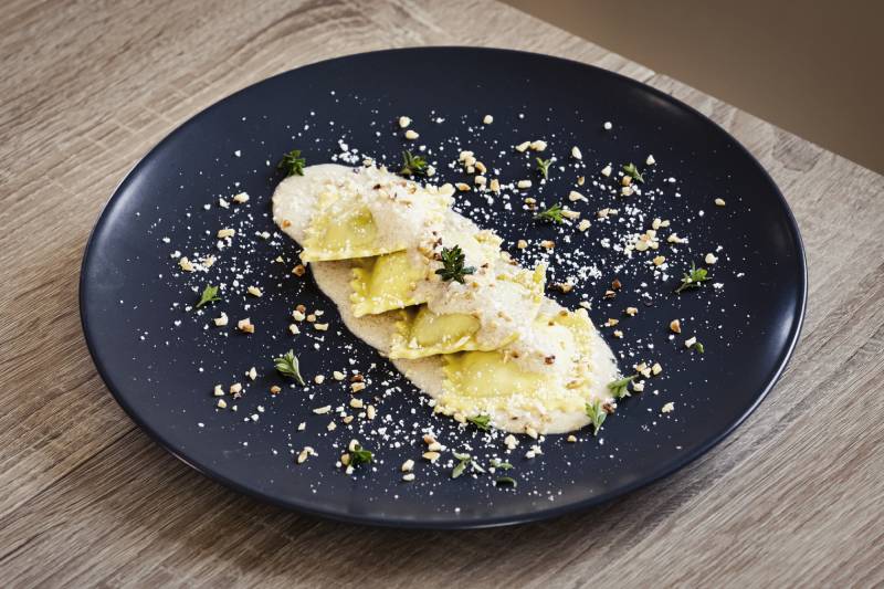 ricetta ravioloni carciofi e pinoli